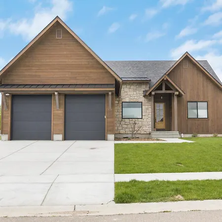Modern Home For Families, Dogs With Hot Tub